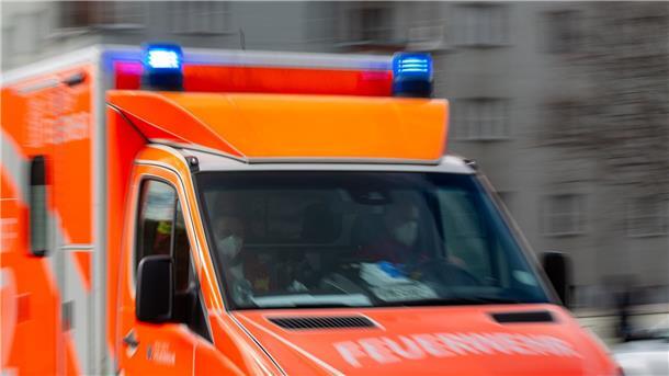 Schülerin wird durch explodierten Böller am Kopf verletzt Ein Rettungswagen der Feuerwehr fährt auf einer Straße.