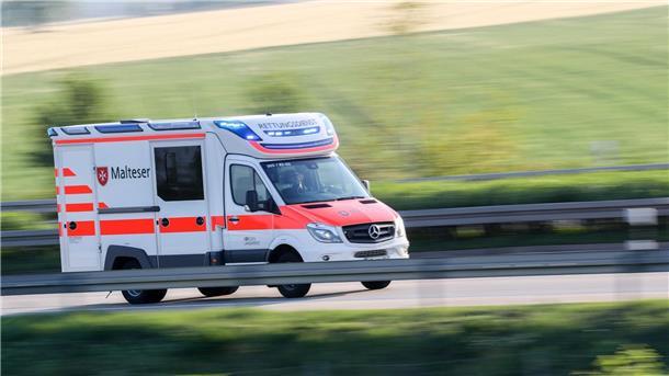 Motorradfahrer stirbt im Landkreis Verden nach Unfall Ein Rettungswagen der Malteser fährt mit Blaulicht.