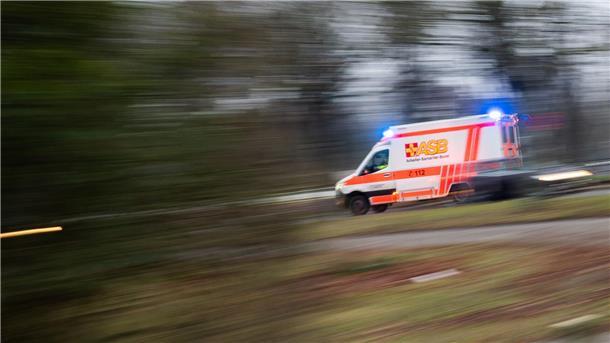 Achtjähriger nach Unfall vor Grundschule gestorben Ein Rettungswagen fährt mit Blaulicht.