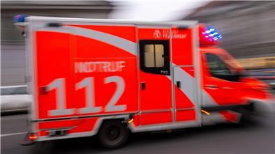 Ein Rettungswagen fährt mit Blaulicht zum Einsatz.