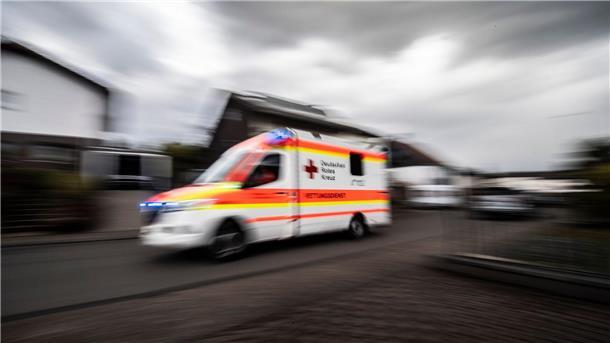 Ein Rettungswagen fährt über die Straße.