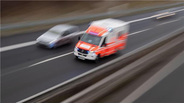 Kommunale Rettungsdienste protestieren gegen Arbeitszeit Ein Rettungswagen fährt über eine Autobahn.