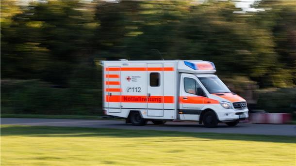Ein Rettungswagen fährt zu einem Einsatz.