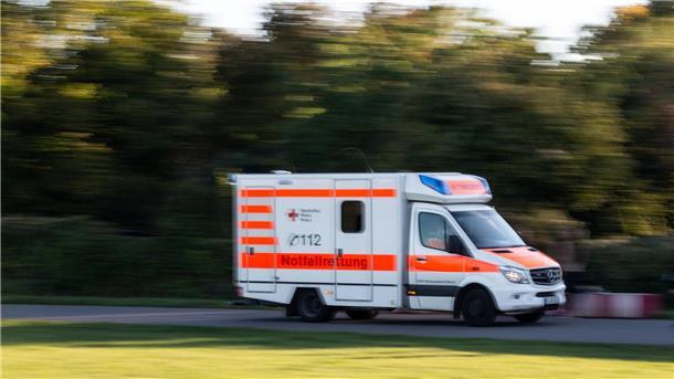 Ein Rettungswagen fährt zu einem Einsatz.