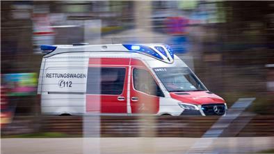 Ein Rettungswagen ist mit Blaulich im Einsatz.