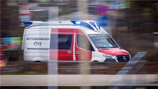 Motorradfahrerin bei Zusammenstoß schwer verletzt Ein Rettungswagen ist mit Blaulich im Einsatz.