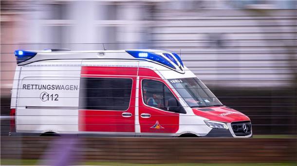 Autofahrer prallt mit Wagen schlafend gegen Baum Ein Rettungswagen ist mit Blaulicht im Einsatz.