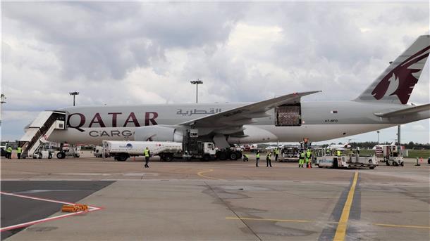 Ein Riesenflieger bringt Schutzkleidung nach Bremen – die Boeing 777 auf dem Rollfeld. 