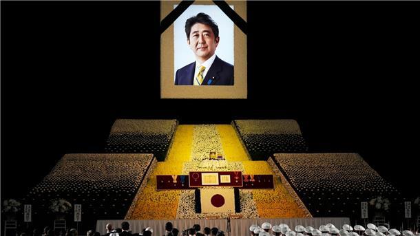 Japan ehrt ermordeten Ex-Premier Abe mit Staatstrauerakt Ein riesiges Porträt erinnert an den ermordeten Ex-Ministerpräsidenten Shinzo Abe.