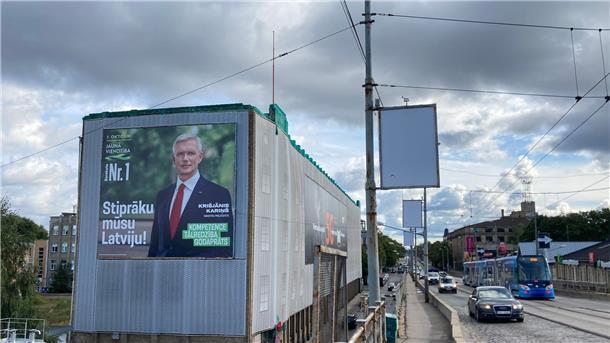 Lettlands Präsident führt Gespräche über neue Regierung Ein riesiges Wahlplakat der liberalkonservativen Regierungspartei Jauna Vienotiba mit einem Porträt von Ministerpräsident Krisjanis Karins in der Hauptstadt Riga.