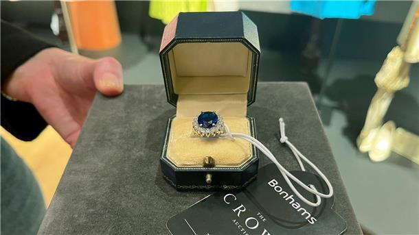 Ein Ring, der dem Verlobungsring von Diana nachempfunden ist, ist vor einer Versteigerung im Auktionshaus Bonhams ausgestellt.