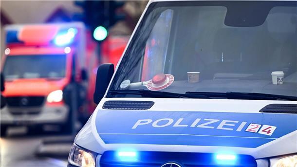 Ein Rollerfahrer fährt auf ein stehendes Auto auf und wird lebensgefährlich verletzt. (Foto-Symbolbild)