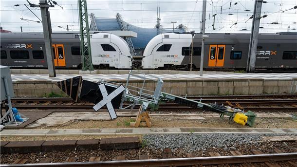 Bis zu zehn RRX-Sonderfahrten zwischen Karnevalshochburgen Ein RRX Zug der Deutschen Bahn fährt in den Kölner Hauptbahnhof ein.