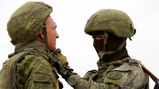 Krieg gegen die Ukraine: So ist die Lage Ein russischer Ausbilder (r) mit einem Rekruten.