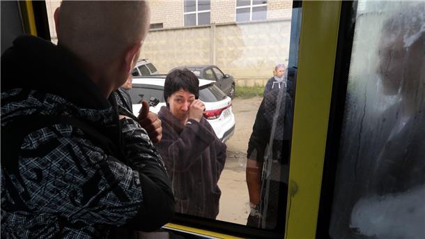Ein russischer Rekrut blickt in Wolgograd beim Abschied durch ein Busfenster auf seine weinende Mutter.