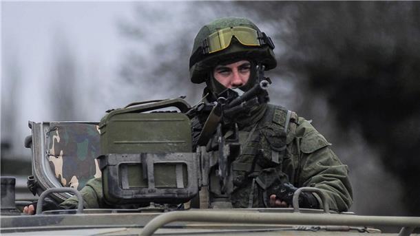 Ukraine-Krieg: Moskau rekrutiert monatlich 30.000 Menschen Ein russischer Soldat auf der Krim.