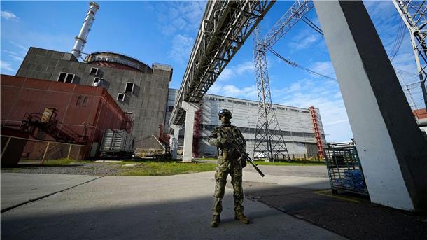 IAEA besorgt: AKW Saporischschja ohne Notstromleitung Ein russischer Soldat bewacht einen Bereich des Kernkraftwerks Saporischschja.