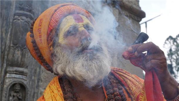 Vom Olymp bis Nepal: Wie andere Länder mit Cannabis umgehen Ein Sadhu (ein heiliger Mann) raucht Marihuana auf dem Gelände eines Tempels in Kathmandu.