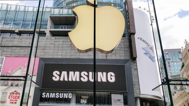 Ein Samsung Experience Store in unmittelbarer Nähe eines Apple Retail Stores in Shanghai.