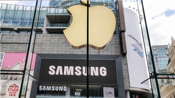 Ein Samsung Experience Store in unmittelbarer Nähe eines Apple Retail Stores in Shanghai.