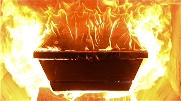 Ein Sarg fängt Feuer, nachdem er in den Ofen des Krematoriums hineingefahren wurde.