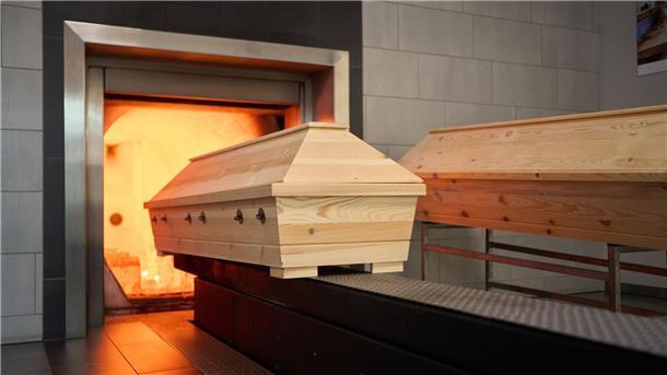 Zahl der Todesfälle in Deutschland gestiegen Ein Sarg wird im Krematorium verbrannt: Die Zahl der Todesfälle in Deutschland ist im vergangenen Jahr um 4,2 Prozent gestiegen.