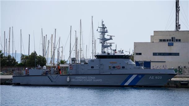 Mutmaßliche Schleuser nach Mittelmeer-Katastrophe in U-Haft Ein Schiff der griechischen Küstenwache liegt im Hafen von Kalamata. In der Stadt wurde nach einem schweren Bootsunglück über das weitere Vorgehen mit den mutmaßlichen Schleusern entschieden.