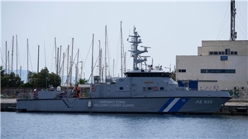 Ein Schiff der griechischen Küstenwache liegt im Hafen von Kalamata. In der Stadt wurde nach einem schweren Bootsunglück über das weitere Vorgehen mit den mutmaßlichen Schleusern entschieden.