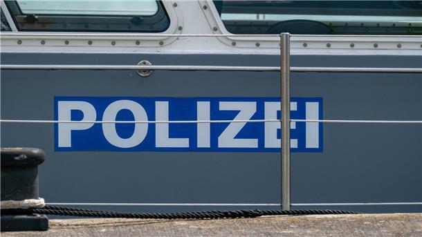 Schiff stößt in Oldenburg gegen Eisenbahnbrücke Ein Schiff der Wasserschutzpolizei. In Oldenburg stieß ein Schiff gegen eine Eisenbahnbrücke. Verletzt wurde niemand. (Symbolbild)