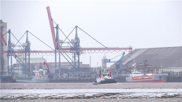Bau von Wasserstoffanlage im Braker Hafen beginnt Ein Schiff fährt am Hafen von Brake entlang. Auf dem Hafengelände soll eine Anlage zur Produktion von Wasserstoff entstehen.