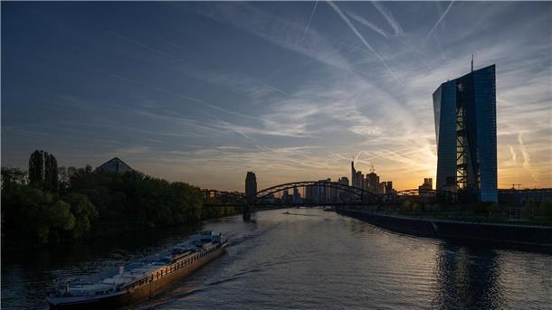 Zinserhöhungen: Folgen für Sparer und Kreditnehmer Ein Schiff fährt bei Sonnenuntergang an der EZB in Frankfurt vorbei.