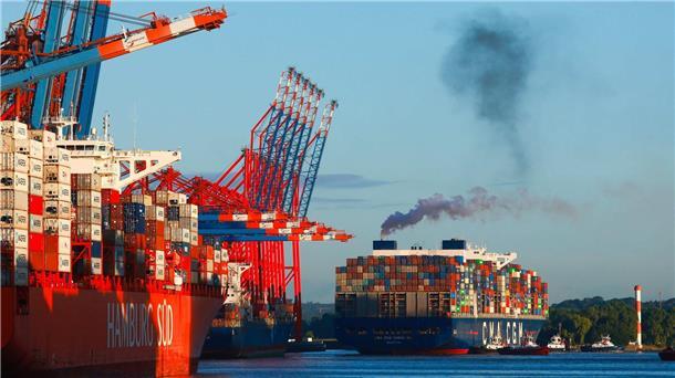 Verband erwartet Meilenstein auf dem Weg zu Klimaneutralität Ein Schiff legt an einem Containerterminal in Hamburg an.