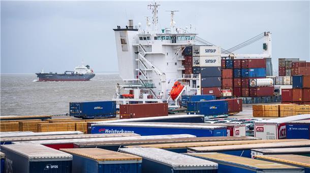 Bund beteiligt sich an Hafen-Erweiterung in Cuxhaven Ein Schiff liegt am Hafen vom Cuxport.