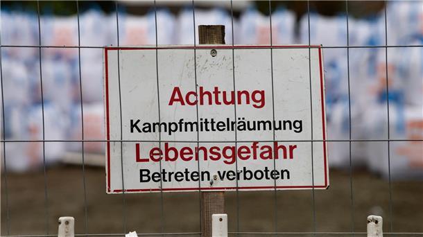 Weiterer Bombenverdachtspunkt in Göttingen: Knifflige Lage Ein Schild „Achtung Kampfmittelräumung. Lebensgefahr.