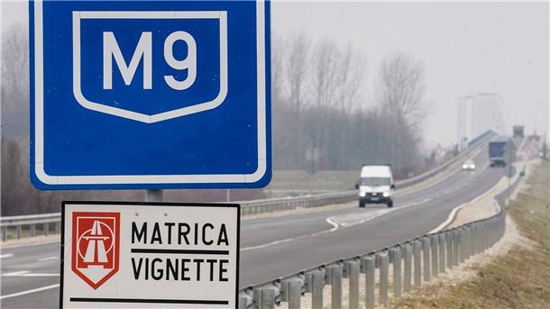 BGH: Hohe Maut-Nachforderungen aus Ungarn zulässig Ein Schild am Straßenrand bei Szekszard in Südungarn macht auf die Mautpflicht aufmerksam.