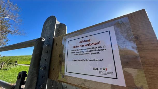 Viele Schutzdeiche in Schleswig-Holstein gesperrt Ein Schild am Zugang zu einem Deich auf Sylt weist darauf hin, dass der Zutritt wegen der Blauzungenkrankheit gesperrt ist.