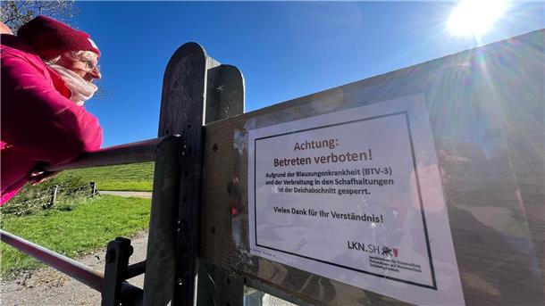Viele Schutzdeiche in Schleswig-Holstein gesperrt Ein Schild am Zugang zu einem Deich auf Sylt weist darauf hin, dass der Zutritt wegen der Blauzungenkrankheit gesperrt ist.