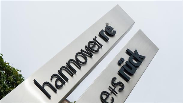 Hannover Rück hebt nach Rekordgewinn die Dividende an Ein Schild der Hannover Rück.