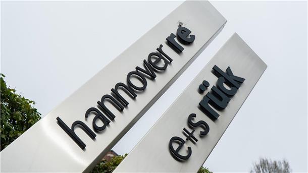 Hannover Rück: Kfz-Versicherer mit „massiven Verlusten“ Ein Schild der Hannover Rück steht vor dem Hauptsitz der Versicherung.