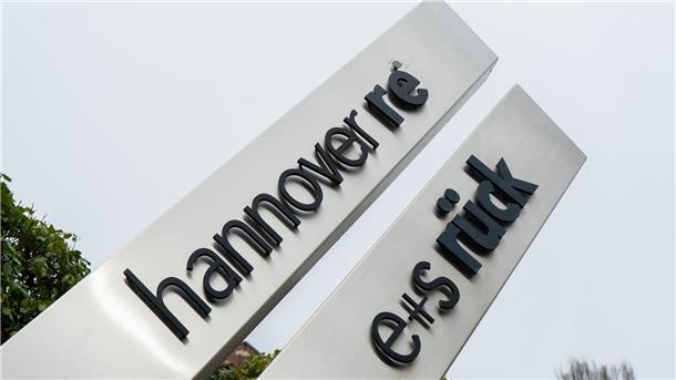 Hannover Rück sieht sich auf Kurs zu Rekordgewinn Ein Schild der Hannover Rück steht vor dem Hauptsitz der Versicherung.