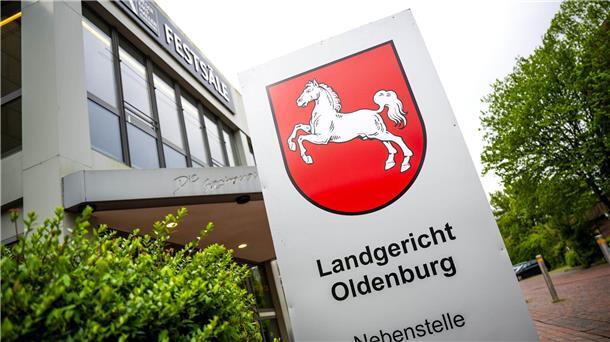Verständigung im Prozess um frühere „Gorch Fock“-Werft Ein Schild des Landgerichts Oldenburg steht vor den Weser-Ems-Hallen, einem Veranstaltungszentrum, in Oldenburg.