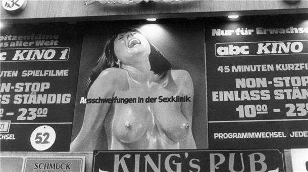 Wie der Porno nach Deutschland kam Ein Schild eines Sexkinos hängt im Jahr 1982 über einem Eingang am Kurfürstendamm. (Archivbild)