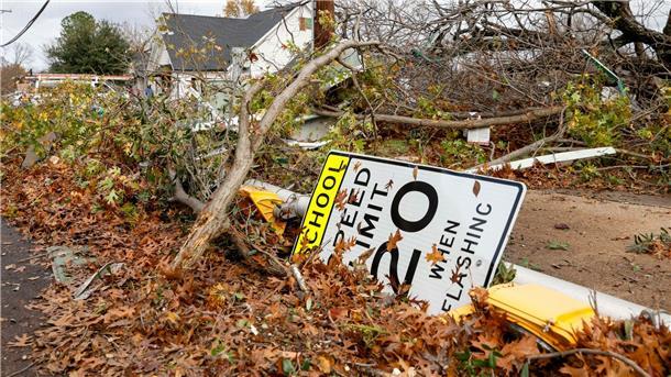 Mindestens zwei Tote durch Tornados in den USA Ein Schild für eine Geschwindigkeitsbegrenzung in einer Schulzone liegt zusammen mit umgestürzten Bäumen nach einem Tornado auf dem Boden in Grapevine (Texas).