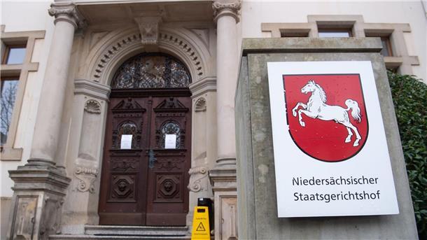 Ein Schild hängt am Eingang des niedersächsischen Staatsgerichtshofes.