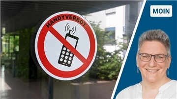 Ein Schild "Handyverbot" klebt auf der Scheibe einer Tür