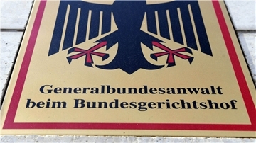 Ein Schild mit Bundesadler am Sitz der Bundesanwaltschaft in Karlsruhe.