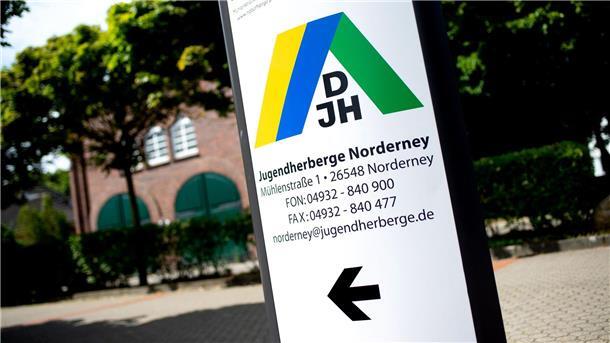 Jugendherbergen: Hohe Buchungsnachfrage bei Familien Ein Schild mit dem Logo des DJH steht vor einer Jugendherberge im Norderney.