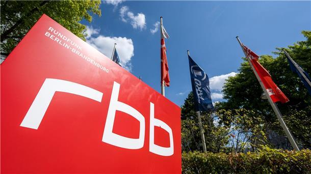 RBB: Die letzten Direktoren der Schlesinger-Leitung gehen Ein Schild mit dem Logo des öffentlichen Senders Rundfunk Berlin-Brandenburg (RBB) vor dem Eingang zum Sitz des Senders an der Masurenallee.