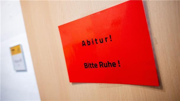 Verzögerte Abiprüfung: Schülerrat fordert bessere Bewertung Ein Schild mit der Aufschrift „Abitur! Bitte Ruhe!“ hängt während der schriftlichen Abiturprüfungen an einer Tür.