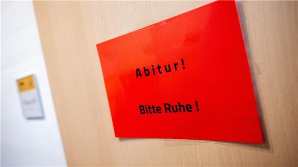 Schriftliche Abiturprüfungen in Bremen gestartet Ein Schild mit der Aufschrift „Abitur! Bitte Ruhe!“ hängt während der schriftlichen Abiturprüfungen an einer Tür.